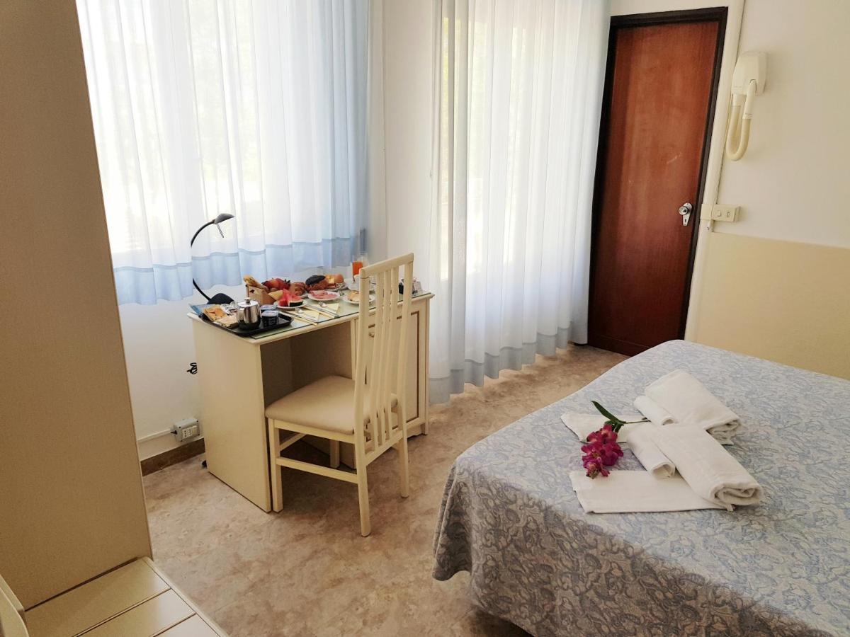 Rivazzurra Hotel Pesaro Exteriör bild